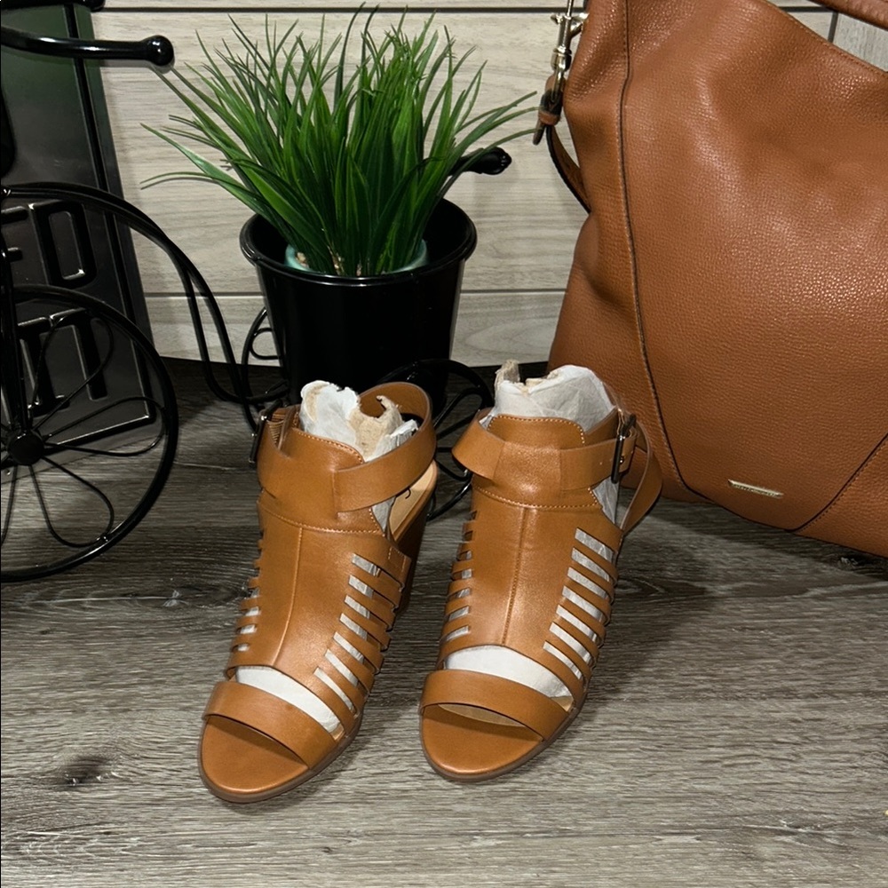 Delicious Tan Heels with Open-Toe Design - Picture 8 of 9